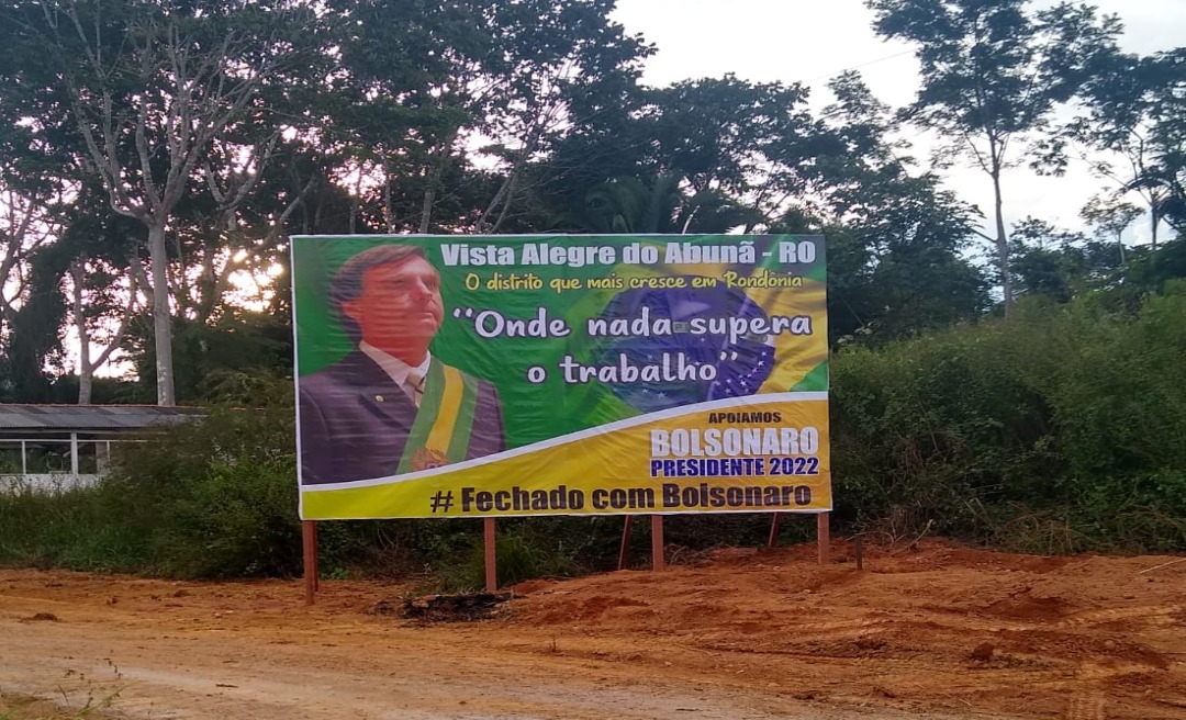 Outdoor com foto e declaração de apoio a Bolsonaro é instalado na cabeceira da ponte do Madeira